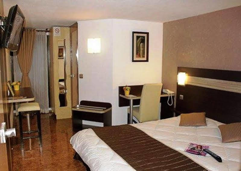 Contact Hotel Restaurant La Chaumiere Entre Orgeval Et Flins A13 Sortie 8 Les Mureaux Bagian luar foto